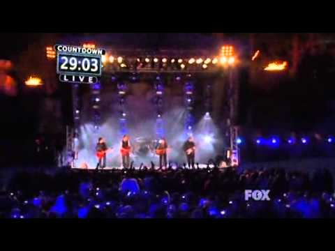 Plain White T's "Hey There Delilah" Turned Into A Giant Sing-Along